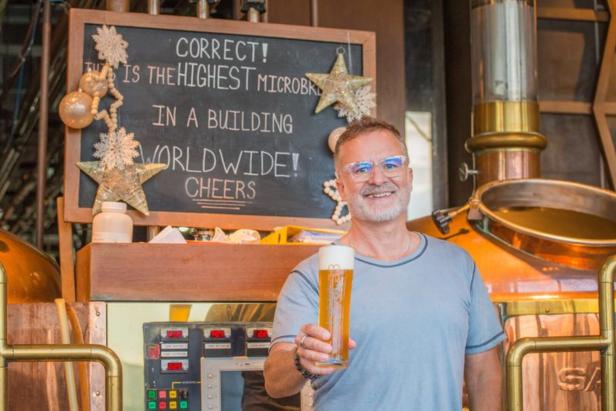 Brauerei Inhaber Martin Bém mit Bierglas in seiner Brauerei