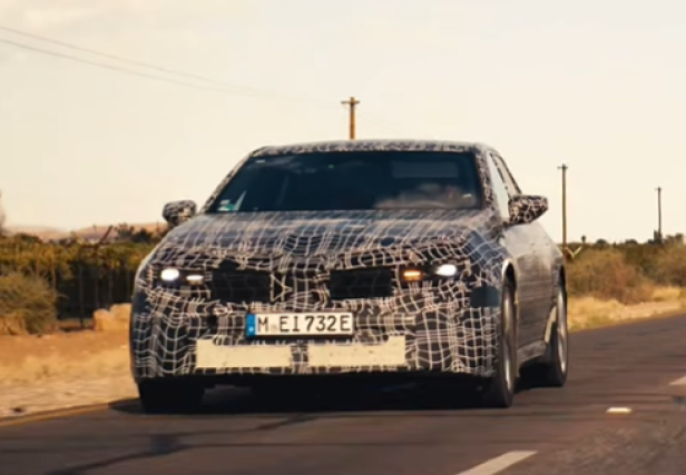 BMW zeigt Neue Klasse als Limousine und SUV im Tarnkleid