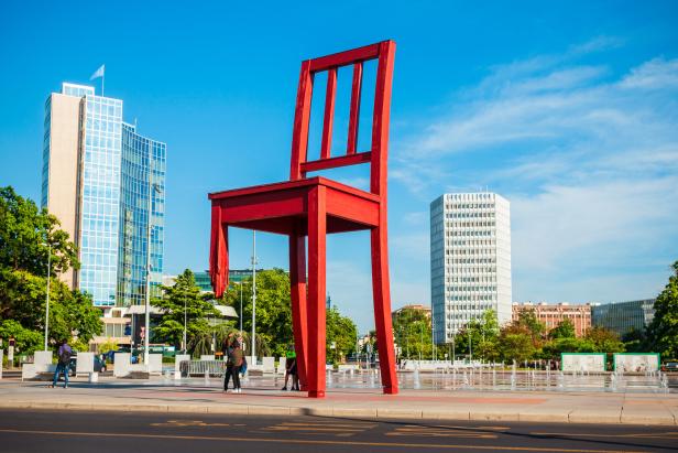 Eine rote, überdimensionale Skulptur eines Stuhls in Genf, Schweiz.