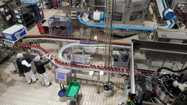 Vöslauer füllt in seinem Werk nicht nur eigene Getränke ab, sondern erledigt auch Aufträge von anderen Marken