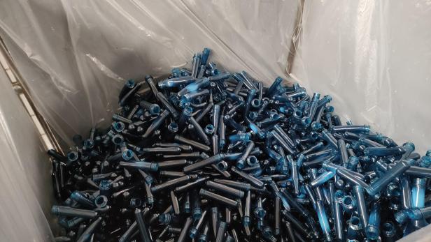 So klein sehen PET-Flaschen am Produktionsbeginn aus. Die Rohlinge werden angeliefert und in einer speziellen Maschine zu Flaschen geformt