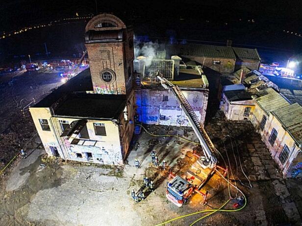 Feuerwehr-Leiterwagen löscht Feuer in Gumpoldskirchen