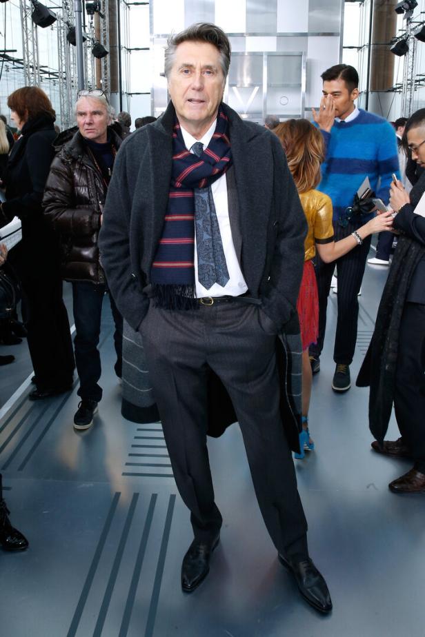 Bryan Ferry lässig im Anzug mit locker gebundenem Schal.