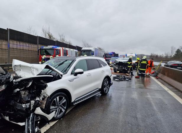 NÖ: Massenkarambolage auf A1 mit sieben Fahrzeugen