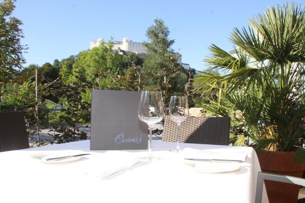 Ein gedeckter Tisch im Restaurant „Cecconi's“ mit Blick auf die Festung Hohensalzburg.