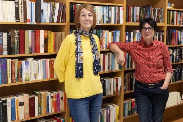 Autorin Karin Petersen (li.) mit Claudia Knief, Leiterin der Schreibwerkstatt