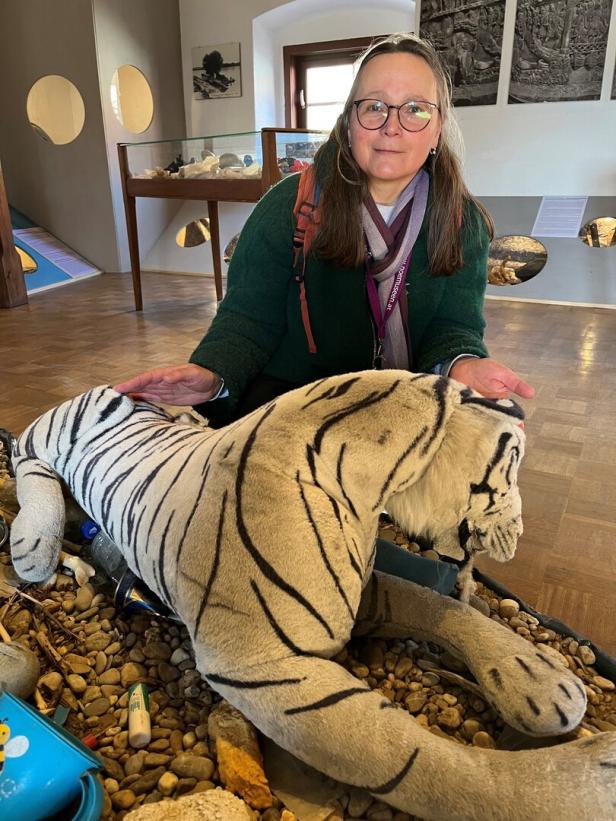 Annemarie Täubling mit einem Tiger, der von der Donau angespült wurde