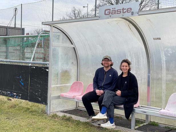 1210 Wien oder: Wo die Kunst in Wien den Fußball küsst