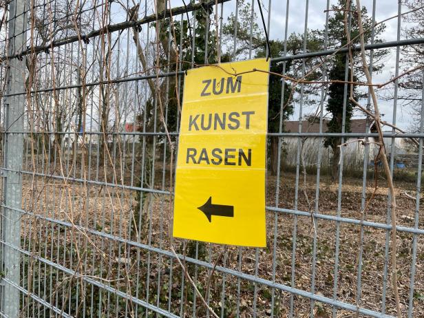1210 Wien oder: Wo die Kunst in Wien den Fußball küsst