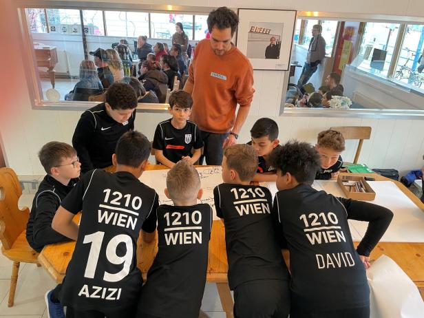 1210 Wien oder: Wo die Kunst in Wien den Fußball küsst