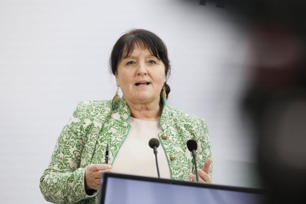 Manuela Khom an Rednerpult