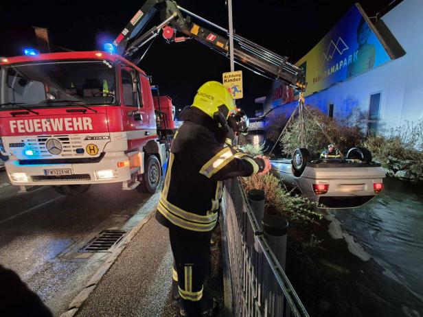 Auto stürzte nach Unfall in Neunkirchen ins eiskalte Wasser