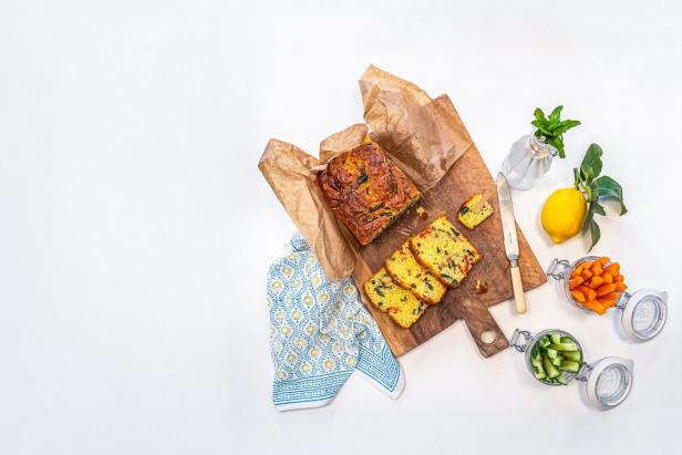 Der aufgeschnittene Cake auf einem Schneidbrett aus Holz mit Soda-Zitron.