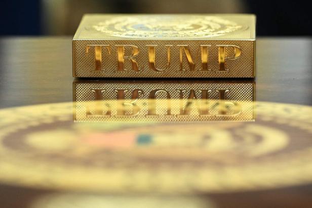 TOPSHOT-US-IRELAND-POLITICS-DIPLOMACY-TAOISEACH Fast wie Dagobert Duck: Donald Trump vergoldet das Oval Office