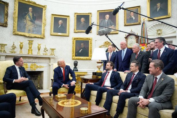 US President Donald Trump meets NATO Secretary General Mark Rutte in Washington Fast wie Dagobert Duck: Donald Trump vergoldet das Oval Office