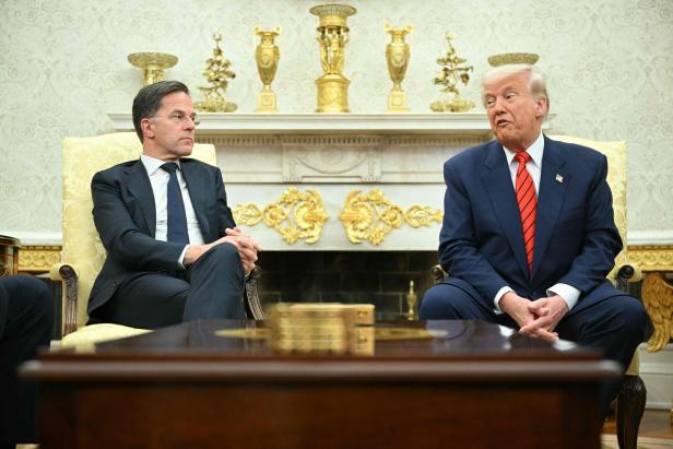 US-DEFENCE-DIPLOMACY Fast wie Dagobert Duck: Donald Trump vergoldet das Oval Office