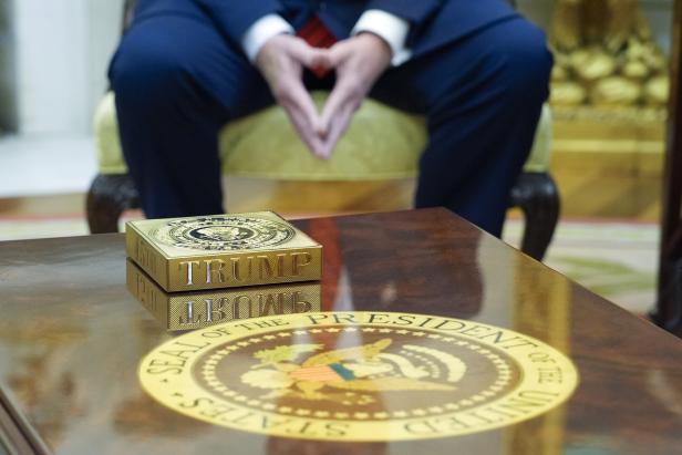 US President Donald Trump meets NATO Secretary General Mark Rutte in Washington Fast wie Dagobert Duck: Donald Trump vergoldet das Oval Office