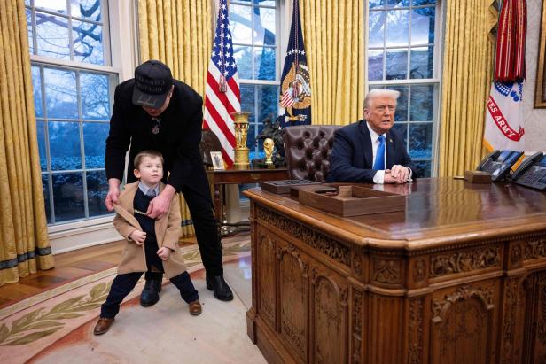 US-POLITICS-TRUMP-MUSK Fast wie Dagobert Duck: Donald Trump vergoldet das Oval Office