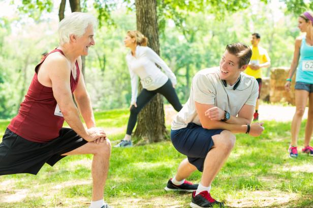Father and son stretch before 5k race Gemma, Oberösterreich! Mehr Bewegung und Sport in den Alltag einbauen