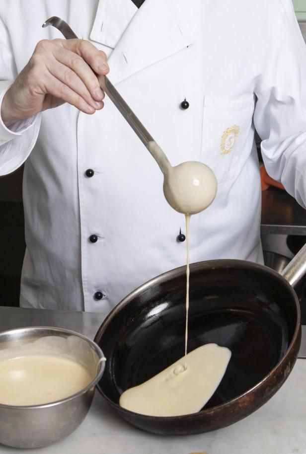 José Carreras bereitet Crêpes mit Creme und frischen Früchten zu.