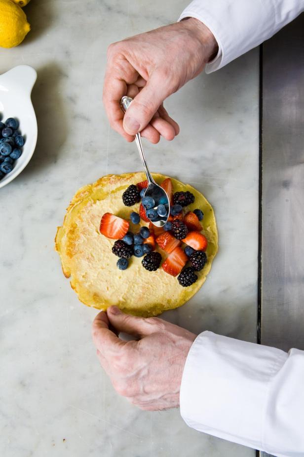 José Carreras bereitet Crêpes mit Creme und frischen Früchten zu.