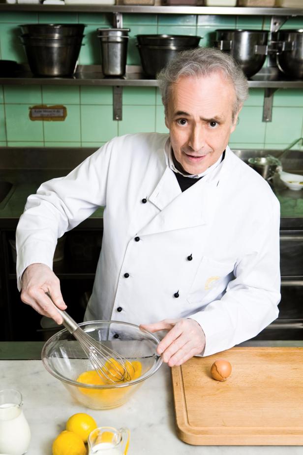 José Carreras bereitet Crêpes mit Creme und frischen Früchten zu.