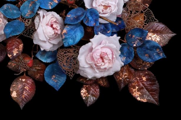 Rosa Rosen und Blätter in Blau- und Brauntönen vor schwarzem Hintergrund.