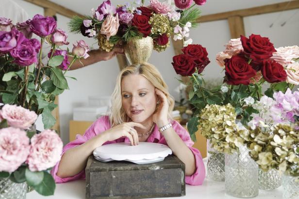 Katya Hutters Blumenarrangements sind aus echten Blüten.