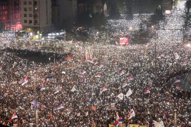 Massenproteste in Serbien: "Vučićs Machtpyramide bröckelt"