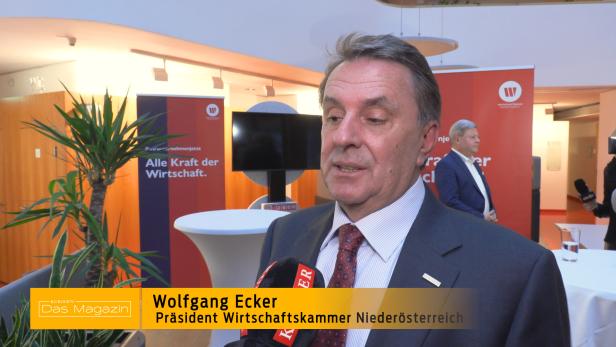 Ein Mann mit Anzug wird interviewt.