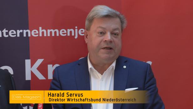 Ein weißer Mann im Anzug wird interviewt.