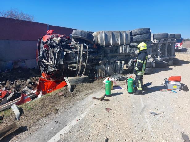 Zwei Todesopfer bei Unfall auf B17 im Bezirk Wiener Neustadt