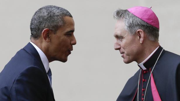 Barack Obama im Gespräch mit einem Würdenträger der katholischen Kirche.