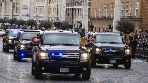 Eine Fahrzeugkolonne mit US-amerikanischer und vatikanischer Flagge fährt durch Rom.