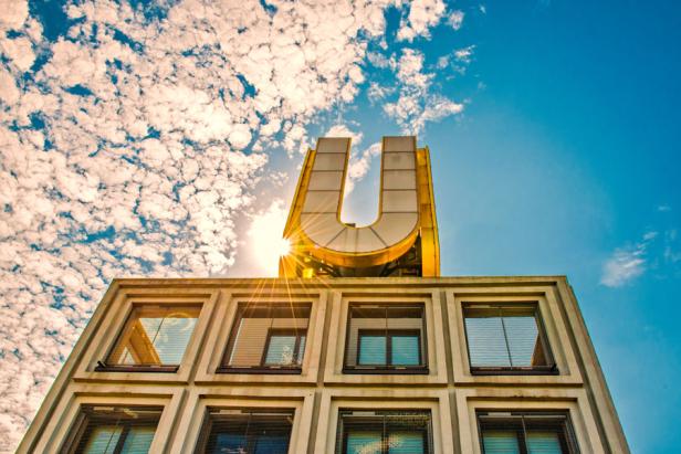 Das Dortmunder U, ein Wahrzeichen der Stadt, vor blauem Himmel mit Wolken.