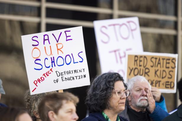 Supporters of the Department of Education rally in DC "Fanatiker, Marxisten": Warum Trump das Bildungsministerium auflöst