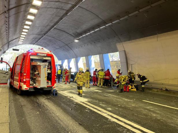 Tirol: Pkw-Lenker krachte in Tunnel auf Arlberg-Schnellstraße in Sattelzug