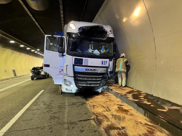 Tirol: Pkw-Lenker krachte in Tunnel auf Arlberg-Schnellstraße in Sattelzug