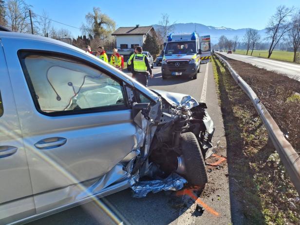 Vorarlberg: Pkw-Lenker verliert durch Niesanfall Kontrolle - 4 Verletzte