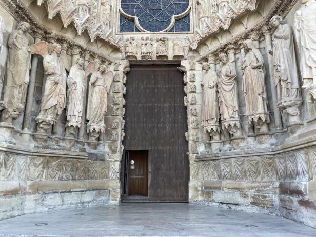 Wieso in der Kathedrale von Reims alle aus dem Fenster starren