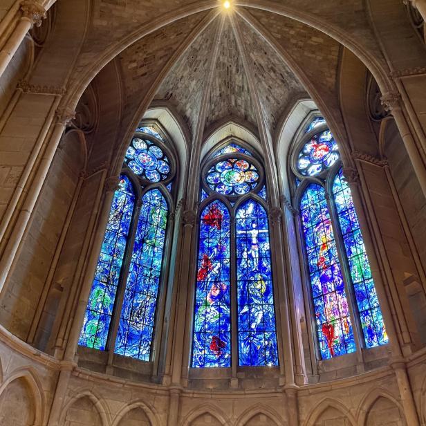 Wieso in der Kathedrale von Reims alle aus dem Fenster starren