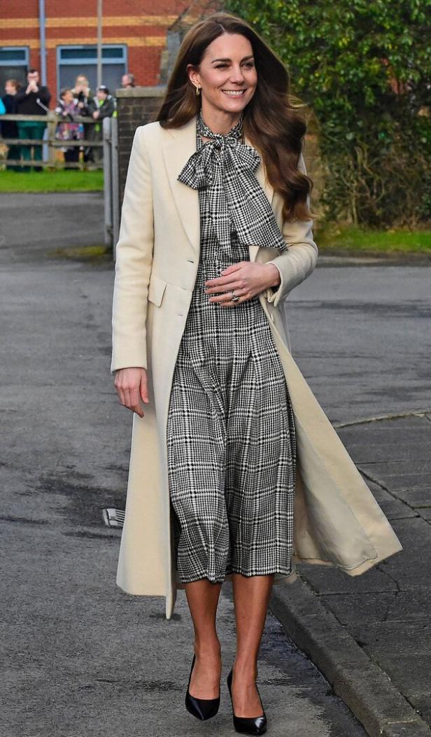 Catherine, Prinzessin von Wales, trägt einen Mantel und ein Kleid mit Hahnentrittmuster.