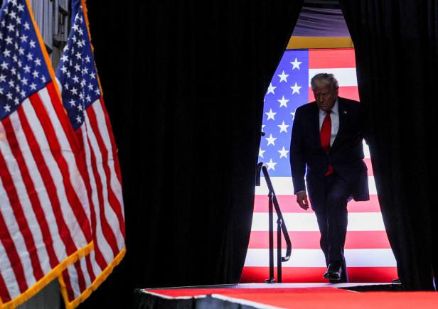 FILE PHOTO: Republican presidential nominee former U.S. President Donald Trump campaigns in Pennsylvania Trump setzt auf Härte: Wie der Präsident Amerikas Soft Power untergräbt