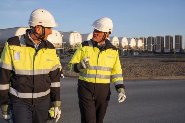 Wien Energie Wien Energie CEO Michael Strebl (re.) mit Gasum Lieferkettendirektor Kenneth Olson im Gasum LNG-Terminal in Fredrikstad, Norwegen