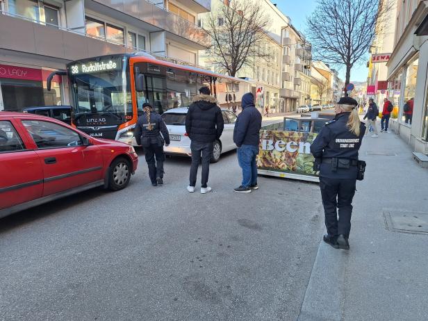 Wie in Linz ohne "Möchtegern-Rambos" für Ordnung gesorgt wird