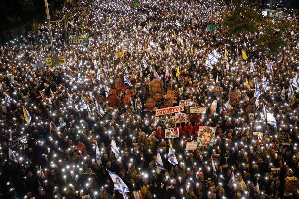 Protest demanding the release of all hostages, in Tel Aviv Politischer Führer der Hamas und seine Frau bei Israel-Attacke getötet