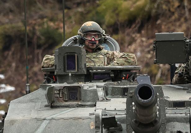 Prinz William im Panzer Prinz William fährt 150 Kilometer von russischer Grenze entfernt mit Panzer