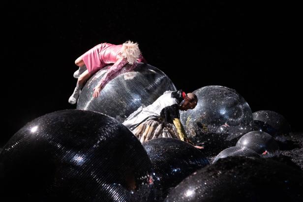 Meg Stuart „Glitch Witch“: Rave-Party in dystopischer Planetenlandschaft