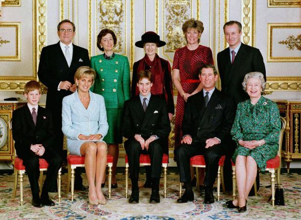 Ein formelles Gruppenfoto der britischen Königsfamilie und Gästen in einem opulenten Raum.