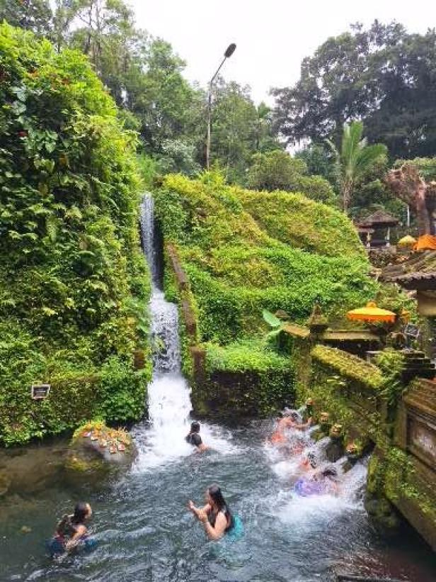 Frisches Wasser aus zahlreichen Quellen, dazu ein Wasserfall Bali: Wo sich Touristen mit Feuer und Wasser spirituell reinigen